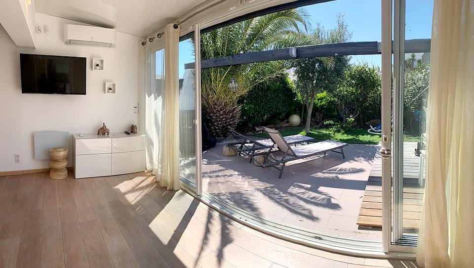 Wohnraum mit Blick auf die Terrasse