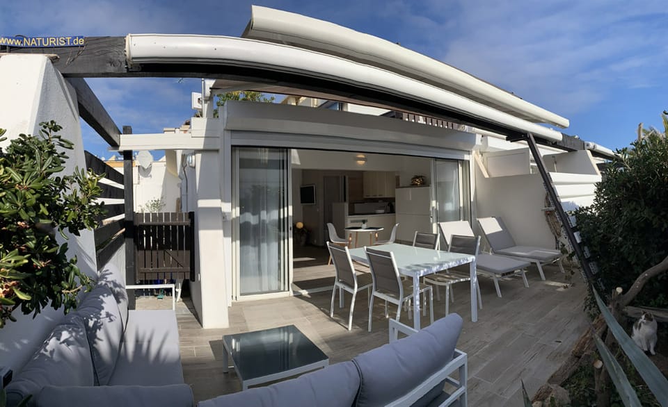 Außenansicht mit Terrasse
